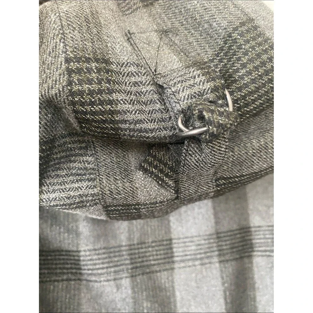 Billabong’s Men’s Gray Plaid Hooded 4 Pocket 1 inside Jacket With Adjustable Fit